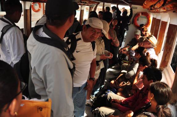 Transporte público concorrido, entre as ilhas de Santa Cruz e Baltra, onde está o aeroporto (Galápagos)